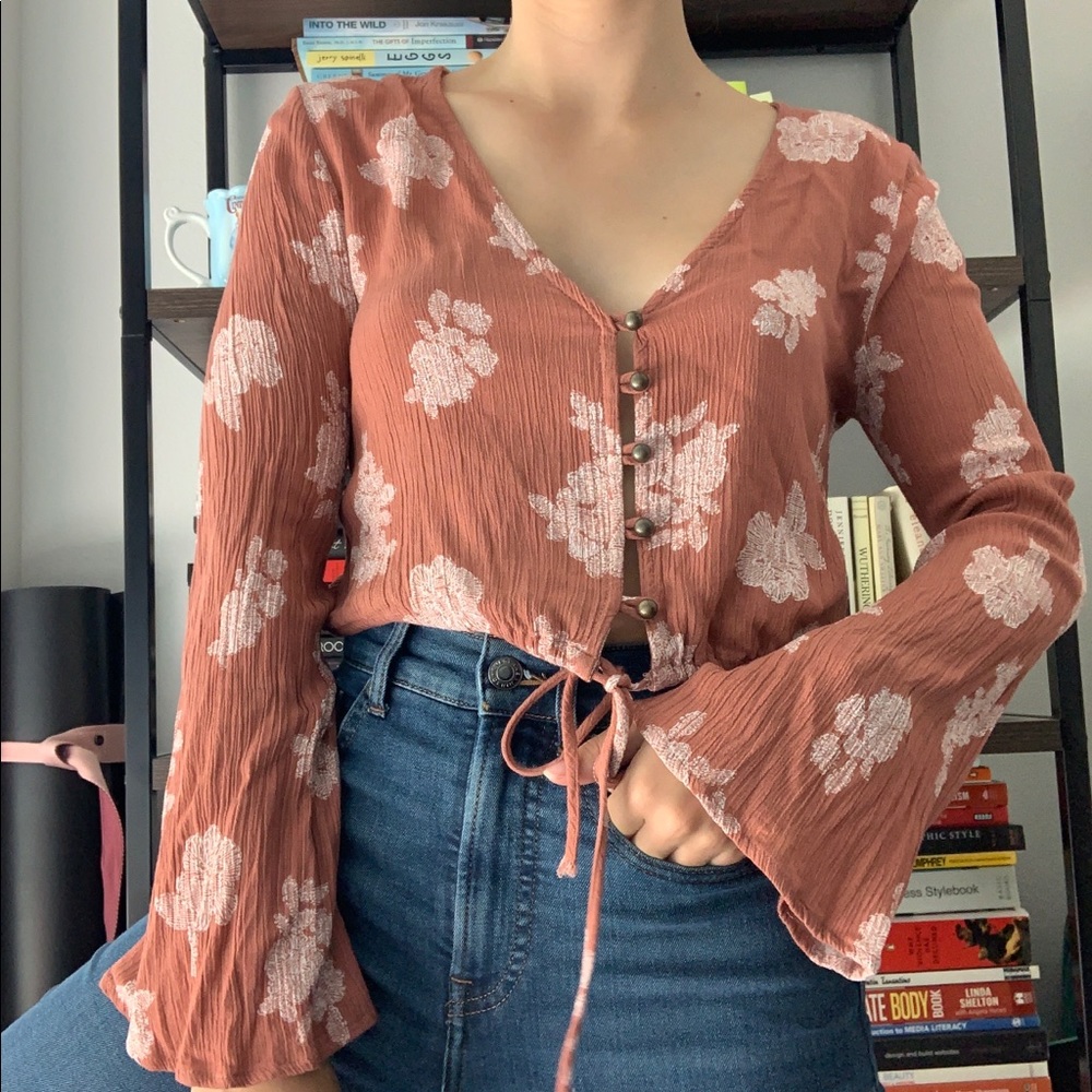 FLORAL BUTTON & TIE FRONT BELL SLEEVE CROP - Picture 2 of 9
